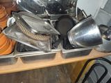 de nombreuses casseroles et poêles posées sur une table en bois