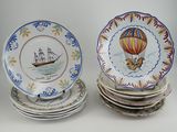 beaucoup d'assiettes sur lesquelles est représentée une montgolfière