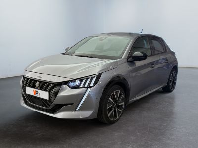 vue de face d'une Peugeot argentée dans une pièce blanche