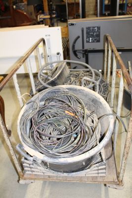 tout un tas de câbles posés sur un chariot dans la pièce