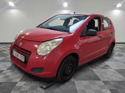 la photo d'une voiture rouge garée dans un garage