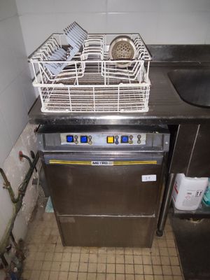 un lave-vaisselle et un évier dans une petite cuisine