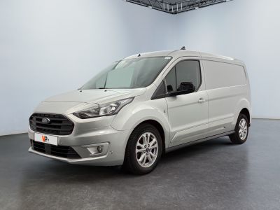 une fourgonnette Ford Transit garée dans une pièce blanche au sol noir