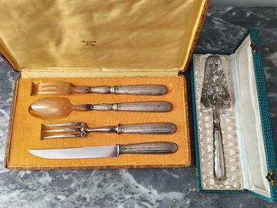 une boîte contenant un ensemble de couteaux et de cuillères