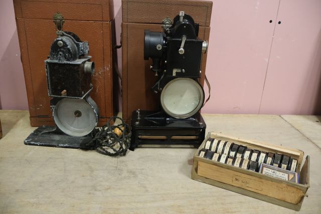 Lot de 2 projecteurs « Pathe Baby » dont 1 électrifié ainsi qu'un...