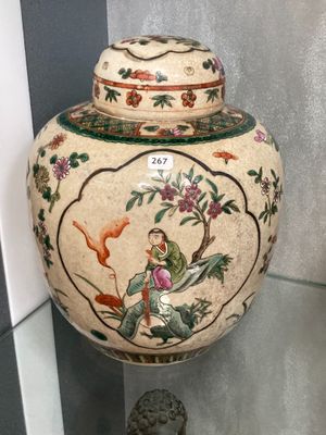 un vase orné d'un oiseau, exposé dans une vitrine