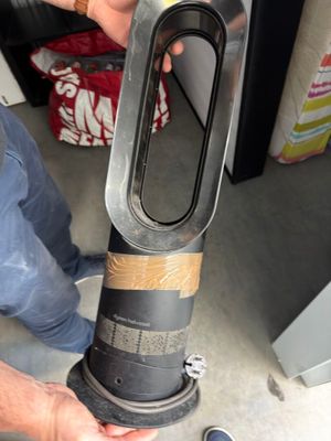 un homme qui tient un objet métallique dans la main