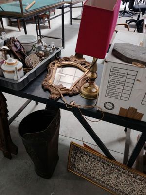 une table avec beaucoup d'objets dans une pièce