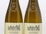 deux bouteilles de vin posées l'une à côté de l'autre sur une table