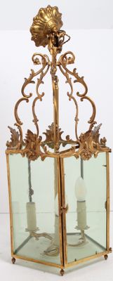 une lanterne en verre contenant deux bougies