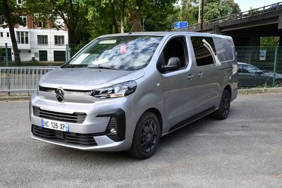 une camionnette argentée garée sur le parking