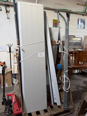 de nombreux meubles dans un entrepôt où il y en a beaucoup