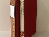 deux livres posés côte à côte sur une table