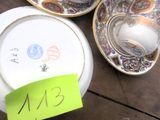 deux tasses et soucoupes posées sur une table, accompagnées d'un mot