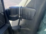 une photo du rétroviseur latéral d'une voiture