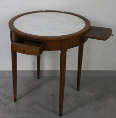 une petite table avec un plateau en marbre et un tiroir en dessous
