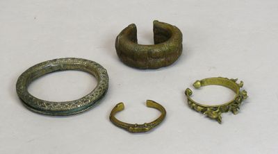 Quatre bracelets en alliage de cuivre, deux ornés de motifs …