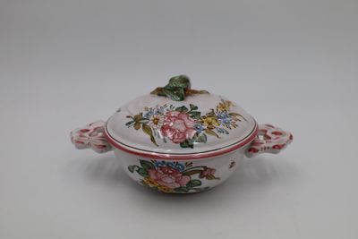 MOUSTIERS, Ecuelle en faience à décor floral et prise figura…