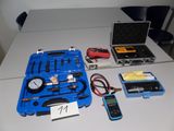 une mallette bleue contenant des outils et un ordinateur portable, posée sur une table