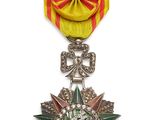 gros plan d'une médaille sur fond blanc