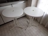 deux petites tables blanches dans une petite cuisine