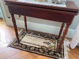 une petite table sur laquelle se trouve un miroir