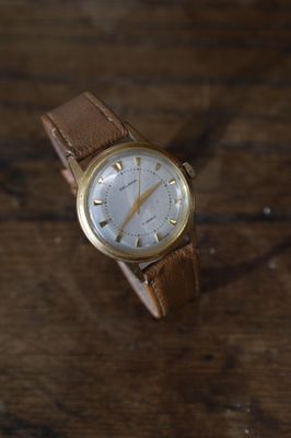 une montre posée sur une table en bois