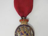 un gros plan d'une médaille entourée d'un ruban rouge