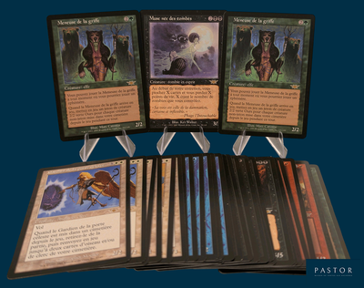 un lot de cartes posées sur une table