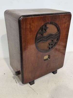 une radio à l'ancienne avec un boîtier en bois et un couvercle en bois
