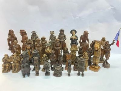 un grand nombre de figurines posées sur une table