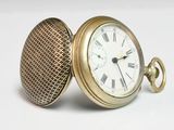 une montre de poche en or avec des chiffres romains