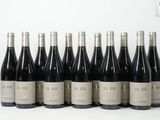 six bouteilles de vin alignées sur une table