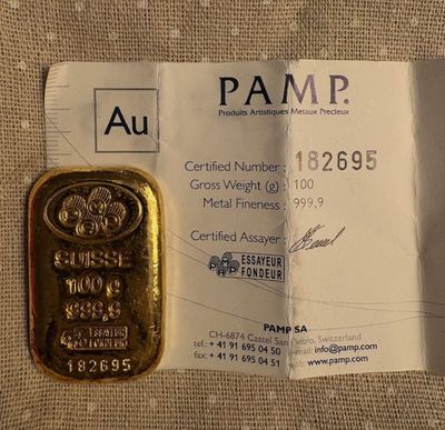 un morceau d'or sur un bout de papier