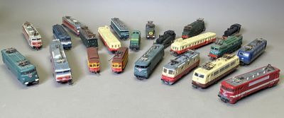 un grand nombre de trains miniatures posés sur une table