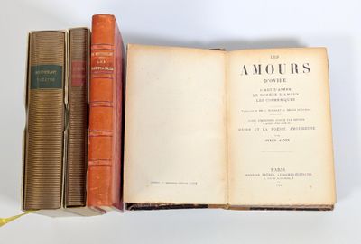deux vieux livres posés sur une table l'un à côté de l'autre