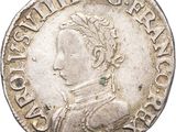 gros plan d'une pièce de monnaie sur fond blanc
