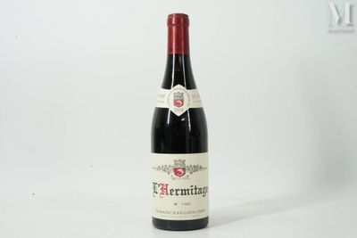 une bouteille de vin posée sur une table