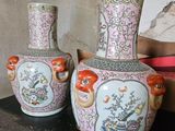 deux vases posés sur une table