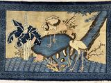 un tapis oriental orné d'oiseaux et de fleurs sur fond bleu