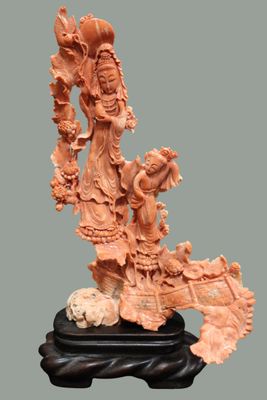 une image représentant une statue d'une femme avec un dragon sur le dos