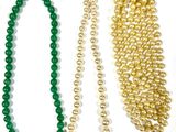 trois colliers de différentes couleurs et tailles sont présentés sur un fond blanc