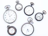 cinq types différents de montres de poche posées sur un fond blanc