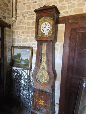 une horloge de parquet dans un coin de la pièce, près d'une porte