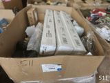 une boîte en carton remplie d'appareils électroniques posée sur une table