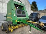 un tracteur garé devant un bâtiment