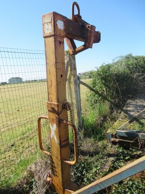 un poteau métallique rouillé muni d'un loquet rouillé