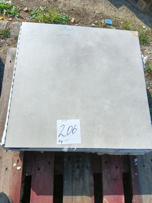 un morceau de béton posé sur une palette au sol