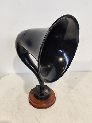 un vieux gramophone noir posé sur un socle en bois