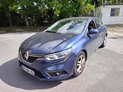 La voiture bleue est garée sur le bord de la route.